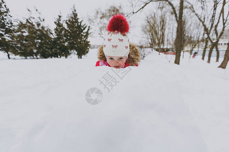 有趣的小女孩穿着冬天的暖和的衣服图片