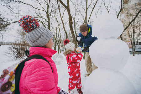 雪人在雪地公园或户外森林里图片