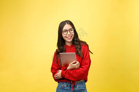 照片上是快乐少女的照片她用平板电脑在黄图片