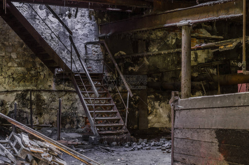 工厂里生锈的铁制楼梯图片