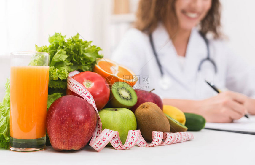 女营养学家撰写素食饮计划图片