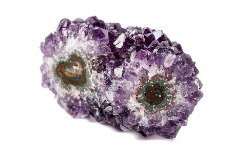 白色背景上的宏观矿物石紫水晶眼体特写图片