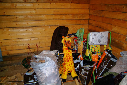 儿童玩具被扔在木屋里俄罗斯图片
