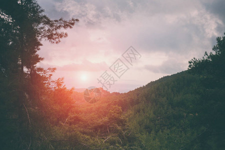 山地风景与天空相对日落时山峰图片