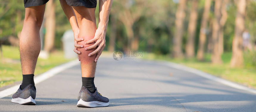 拿着他的运动腿受伤的年轻健身人训练时肌肉疼痛亚洲跑步者在早上跑步和锻炼后出现小腿疼痛和问题运图片