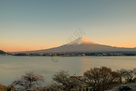 日本亚马纳什川口子湖Kawaguchikoko春季的富士山图片