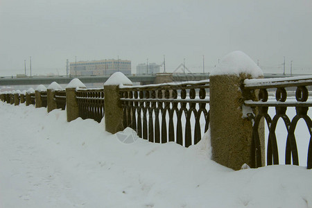 城堤上的白雪护栏图片