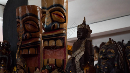 印度教和佛教木雕印度尼西亚著名乌布市场出售巴厘岛纪念品和手工艺品图片