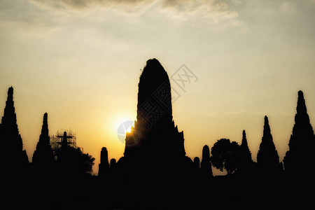 泰国大城府柴瓦塔那兰寺的日落剪影和佛塔图片