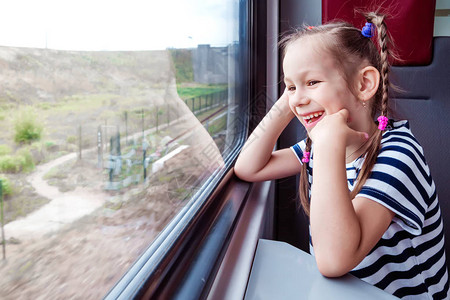 火车上小女孩的照片看图片
