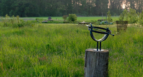 夏天在荷兰草地上的日晷图片
