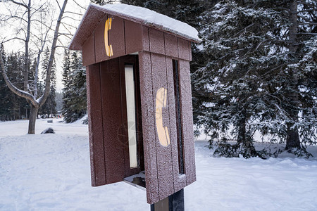 冬季积雪中被弃置的电话亭隔图片