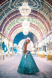 穿着嘉年华服装和帽子的年轻女孩在冬季新年童图片