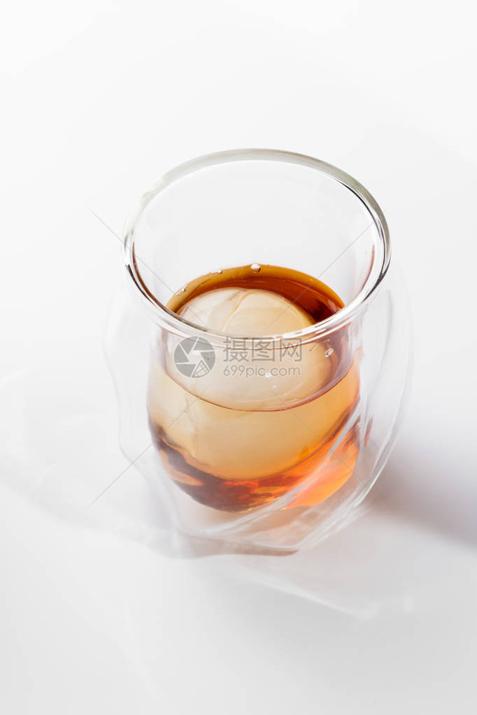 波本酒在双壁威士忌杯中服役白底带冰图片