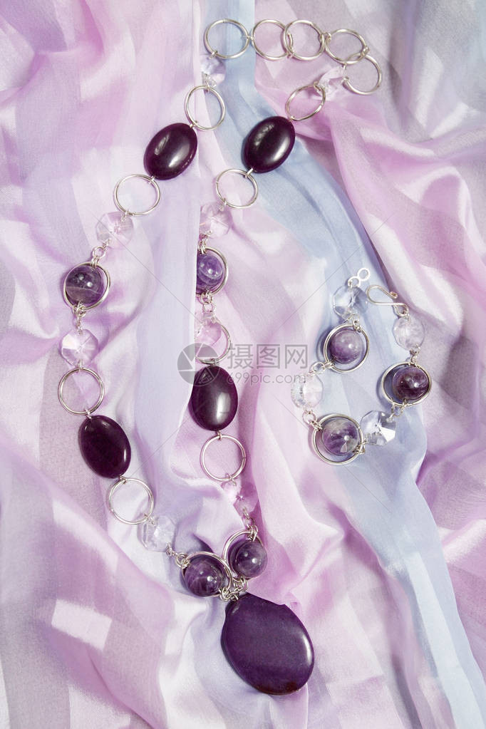 紫水晶和水晶项链和手链图片