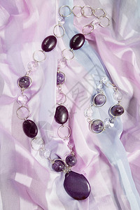 紫水晶和水晶项链和手链图片