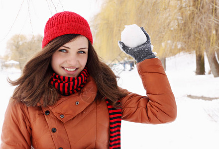 戴红帽扔雪球的女人图片