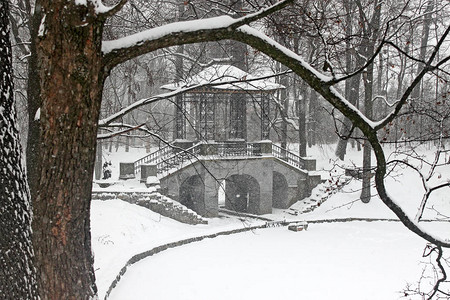 冰冻湖公园附近的雪覆盖大桥是乌克兰图片