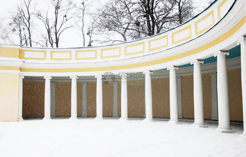 古建筑柱廊冬天的大雪图片