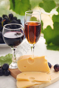 静物与酒杯奶酪和葡萄图片