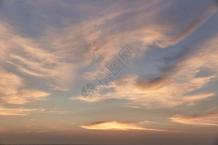 日落时天空的照片淡紫色的云彩斯里兰卡在落日的光芒中的云彩多云的背景图片