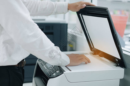 将文件纸放入打印机扫描仪或办公室激光复印机的背景图片
