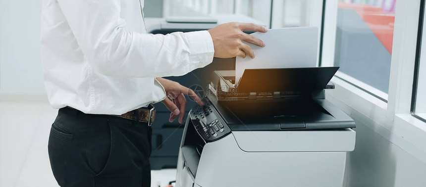 办公室打印机扫描仪或激光复印机面板上的商务图片