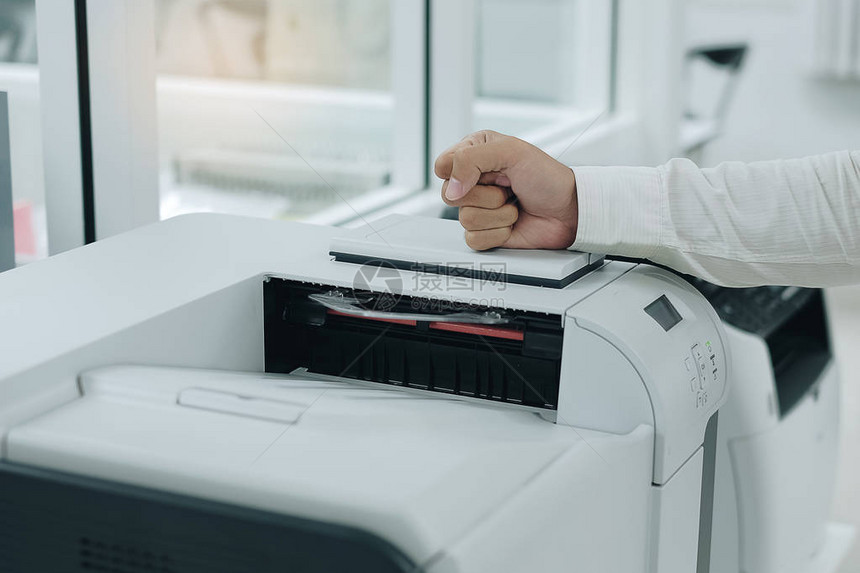 愤怒的商人在办公室用打印机扫描仪或激光复图片