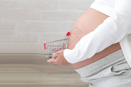 孕妇准备在出生前购买婴儿用品图片