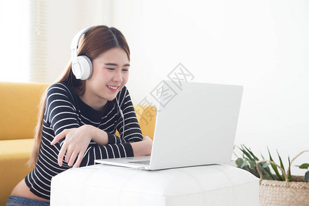 亚洲年轻女对使用笔记本电脑学习在线课程语言感到满意图片