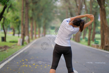 亚洲健身步行和早上在人行道上锻炼图片