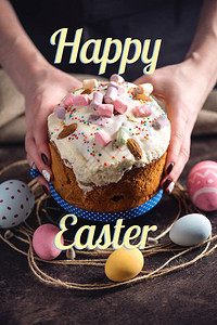 传统的复活节蛋糕彩色鸡蛋和暗黑背景的文字概图片