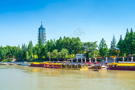 江边的宝塔和树林南京的城市景观图片