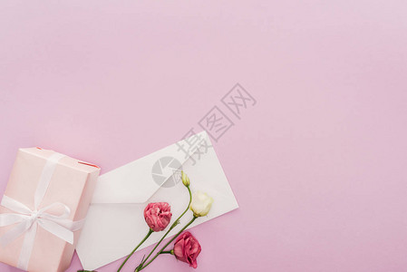 礼品盒信封和花朵的顶部视图背景图片