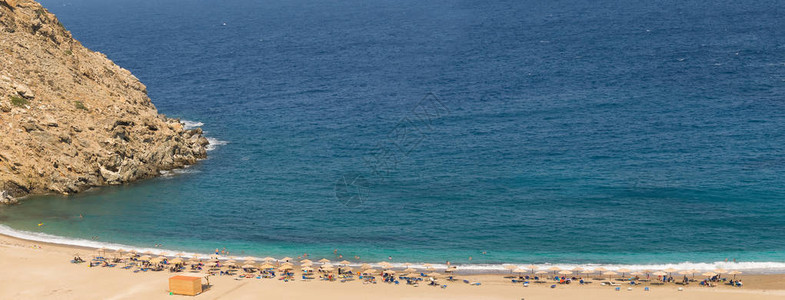 希腊安多尔斯岛的佐戈斯海滩全景美丽图片