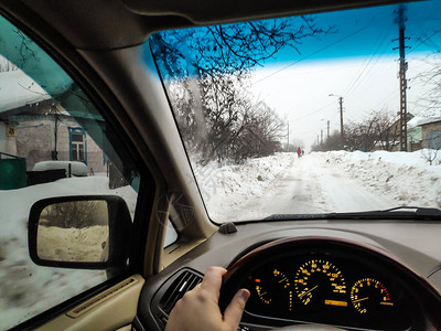 车内冬季路在雪中乘车旅行图片