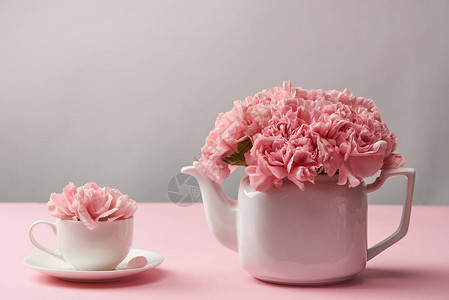 白色茶壶和灰色杯子中美丽的图片