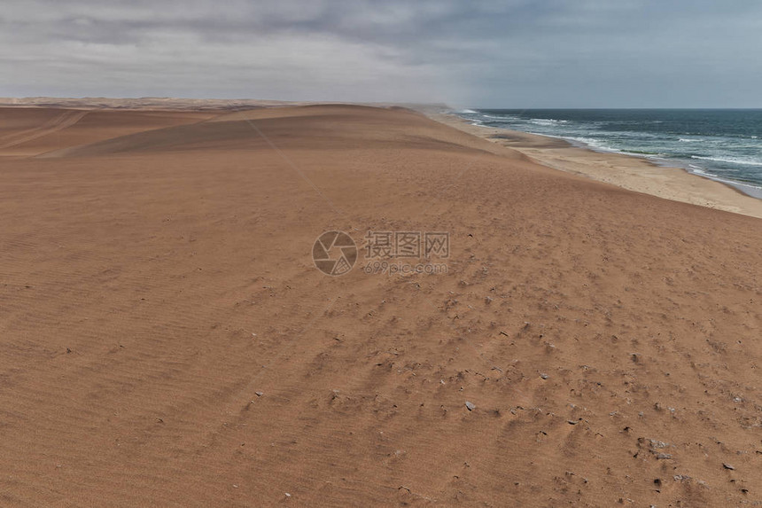 纳米贝沙漠的照片与沙漠丘的海岸线非洲安图片