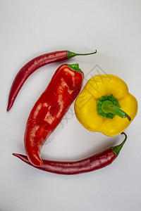 各种辣椒红辣椒和黄辣椒在白色背景图片
