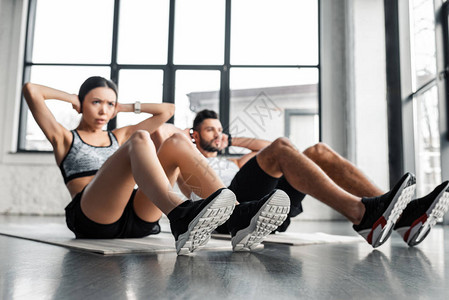 年轻夫妇在健身房瑜伽垫子图片