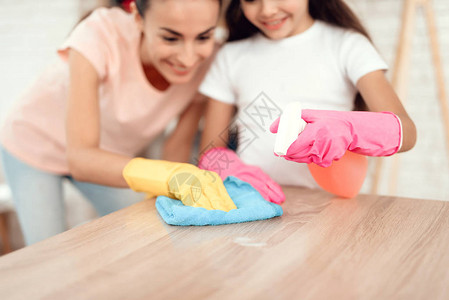 妈和女儿正在家里打扫卫生擦拭架子和桌子这个女孩在桌面图片