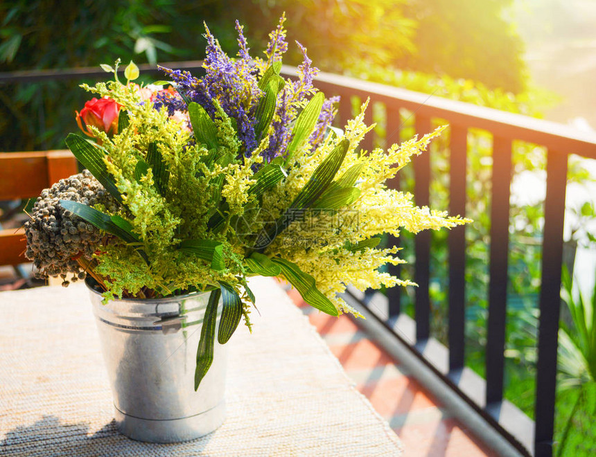 盆栽植物和花卉桌子上的花瓶阳台图片