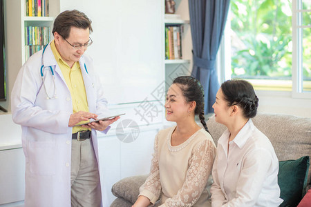 医生与亚洲中年妇女交谈医生与患者交谈的医疗图片
