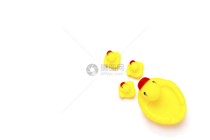 黄色颜妈鸭子和小鸭子橡胶玩具在白色背景图片