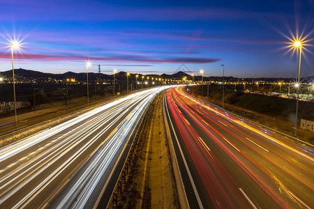 黄昏时的高速公路双向交背景图片