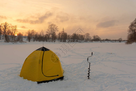 冬季黄色帐篷图片