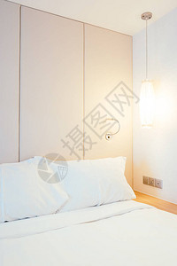 室内旅馆床铺内装饰床上的白图片