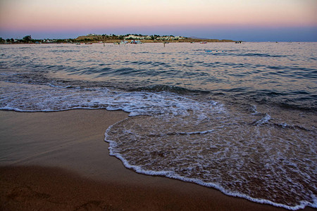 在海的埃及海湾的夏天日落海上日落与美丽多彩的天空海浪和天空休息和旅图片