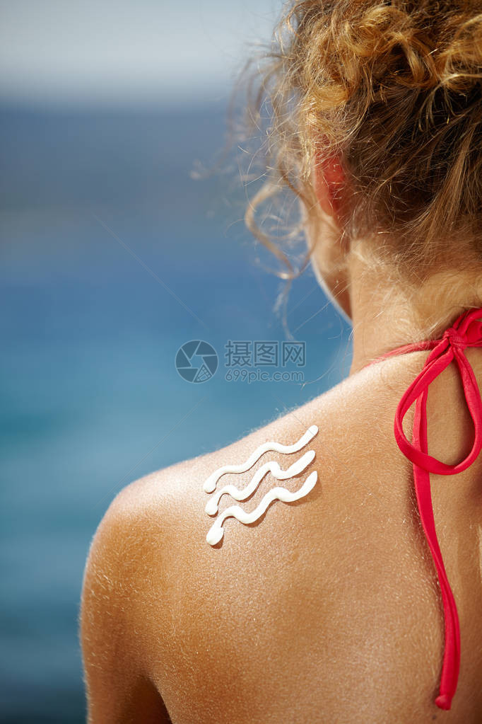 沙滩上有日晒润肤水的女人以海图片