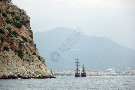 土耳其海边附近的海盗船土耳其海岸附近的海盗船地中海和陡峭的悬崖图片